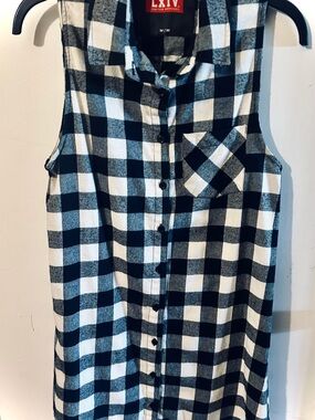 Black & White Sleeveless Button-Down Plaid Shirt